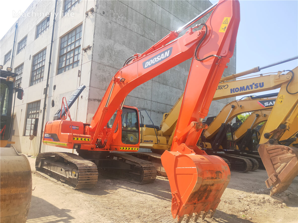 Doosan 220LC-7 tracked excavator