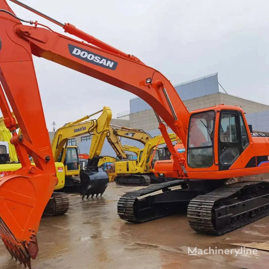 new Doosan DH220LC-7 tracked excavator