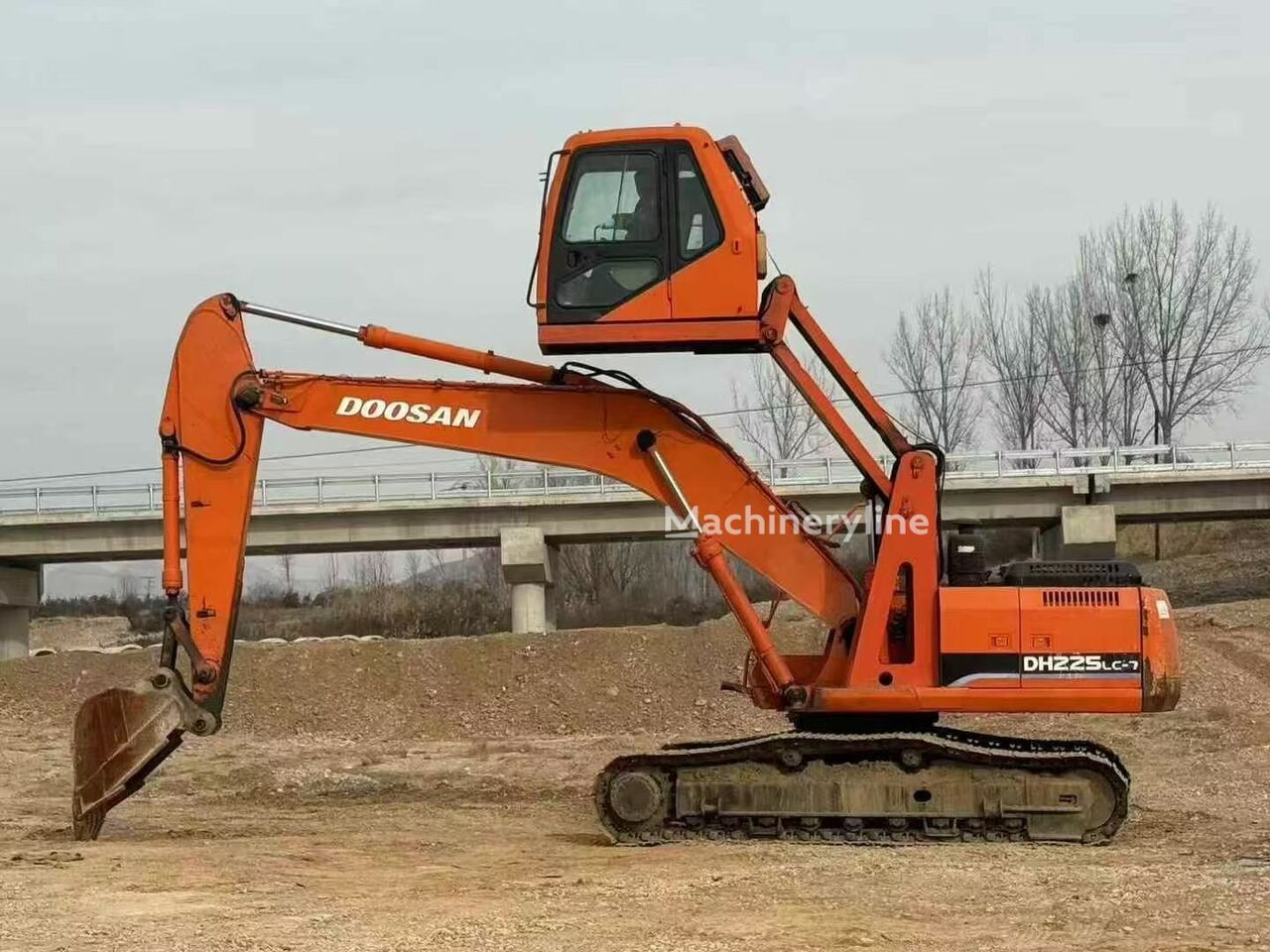 Doosan DH225 with lifting cabin rupsgraafmachine