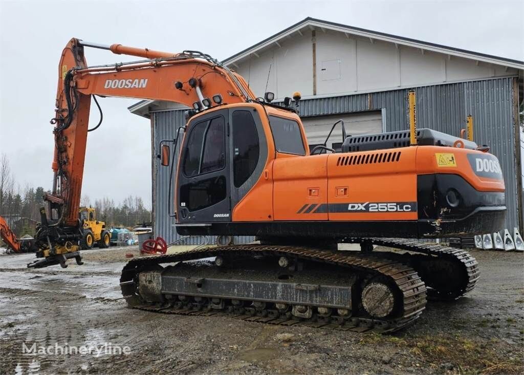 Doosan DX 255 LC, engcon ja kauha beltegraver