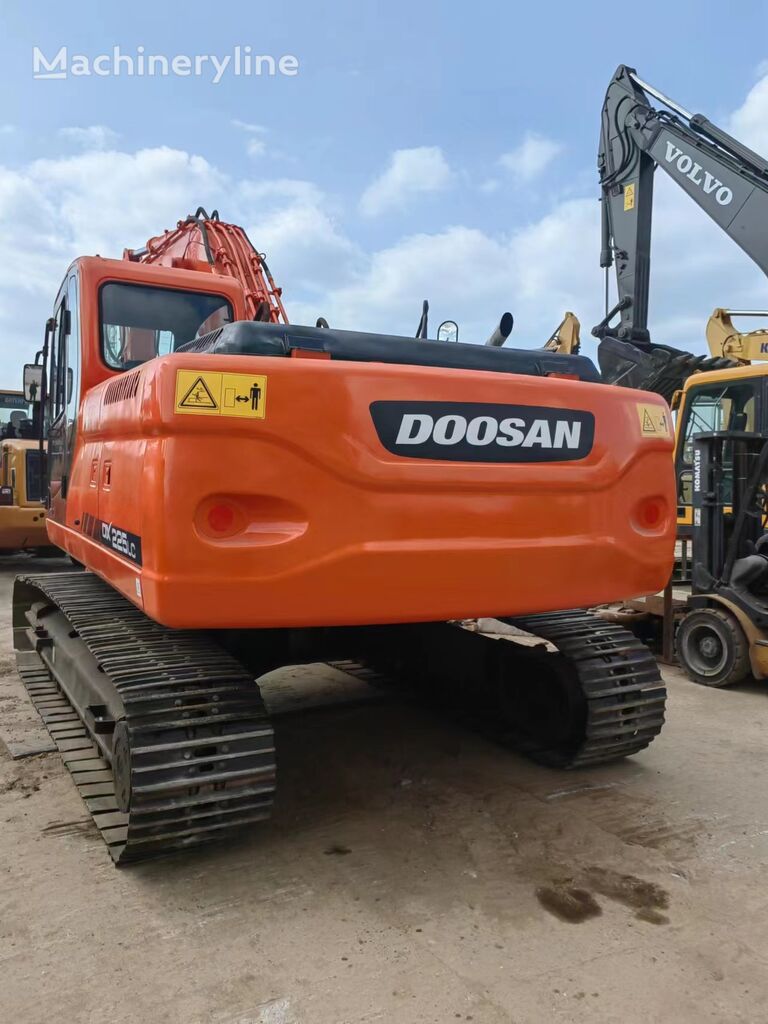 máy đào bánh xích Doosan DX225