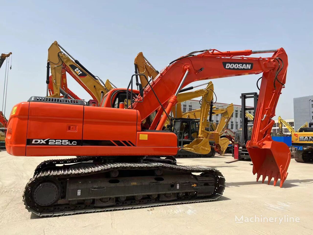 pelle sur chenilles Doosan DX225