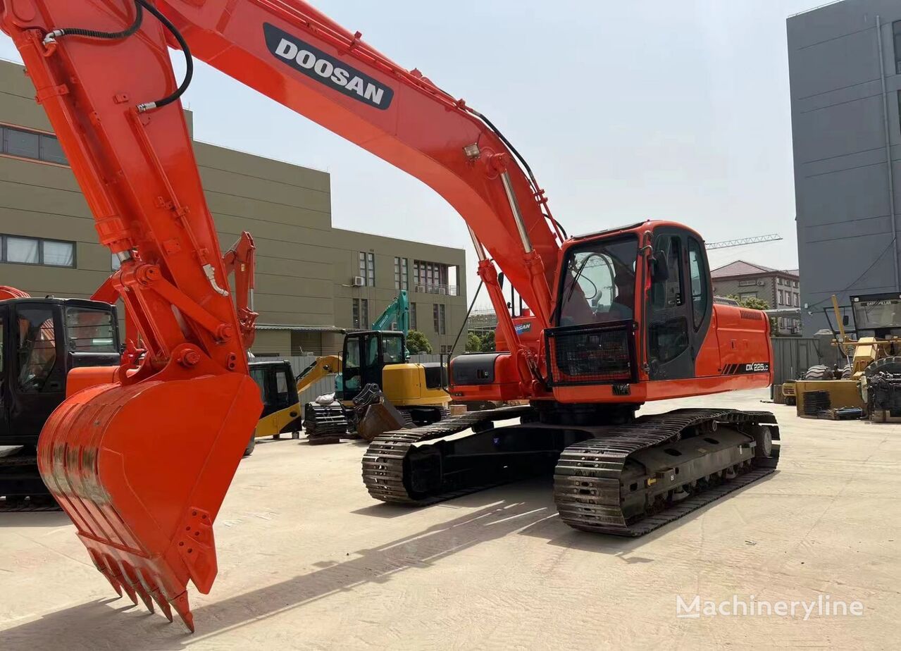 escavadora de rastos Doosan DX225