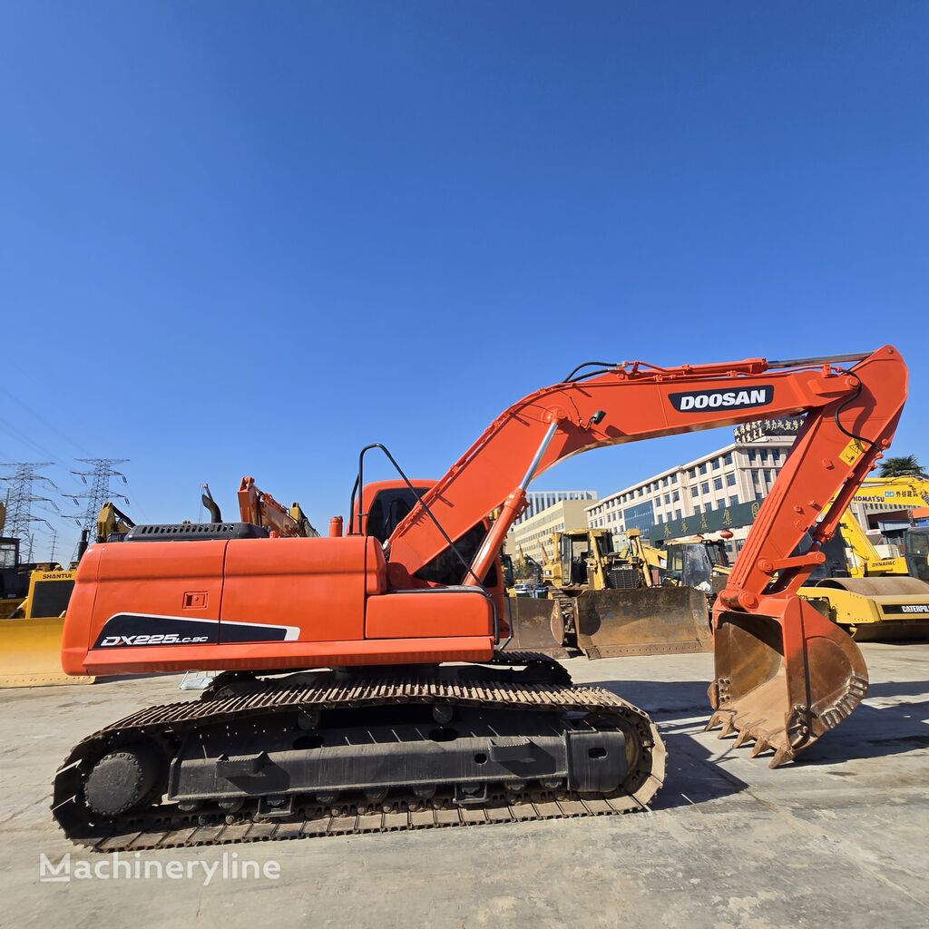 pelle sur chenilles Doosan DX225