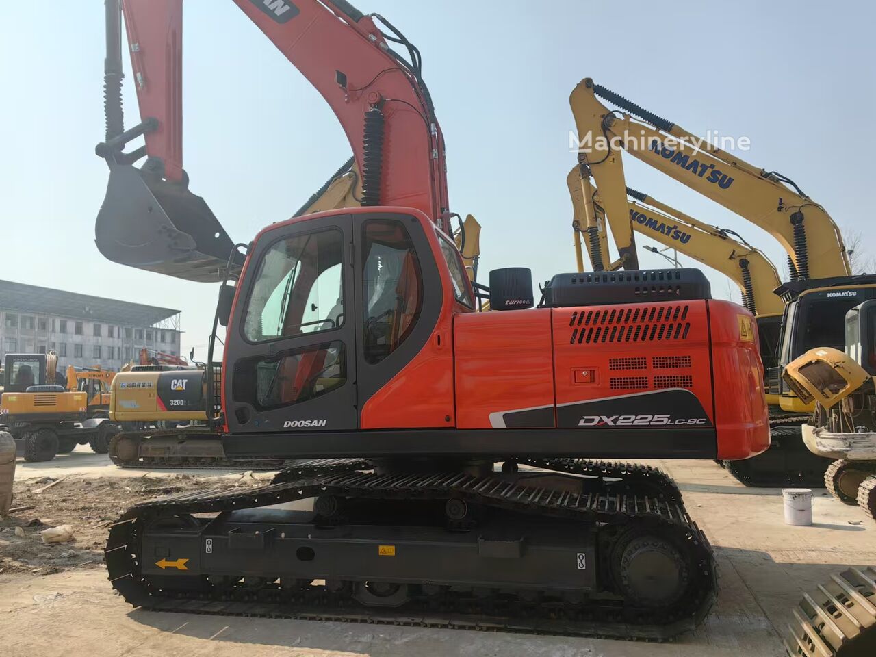Excavator dengan track Doosan DX225 - Machineryline