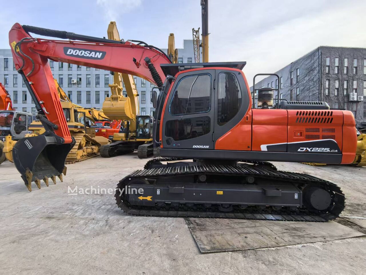Гусеничный экскаватор Doosan DX225 - Machineryline