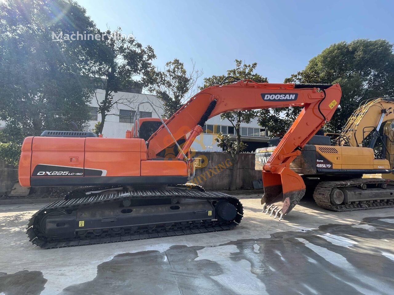 pelle sur chenilles Doosan DX225LC