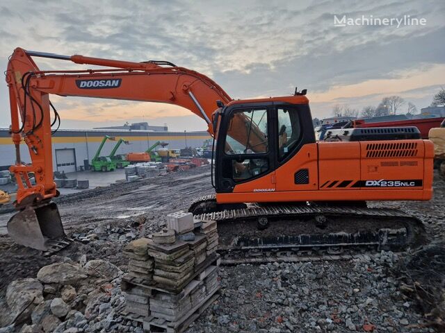 excavator dengan track Doosan DX235NLC