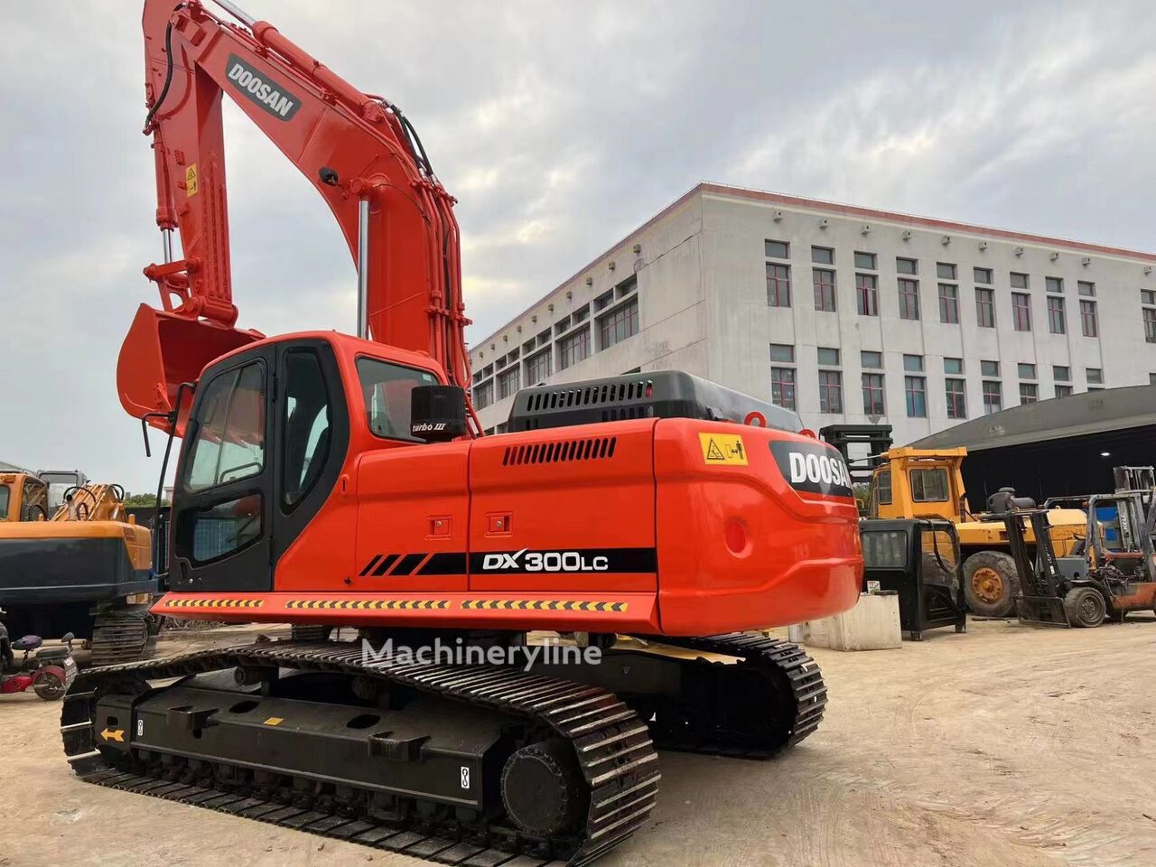 Doosan DX300 tracked excavator - Machineryline