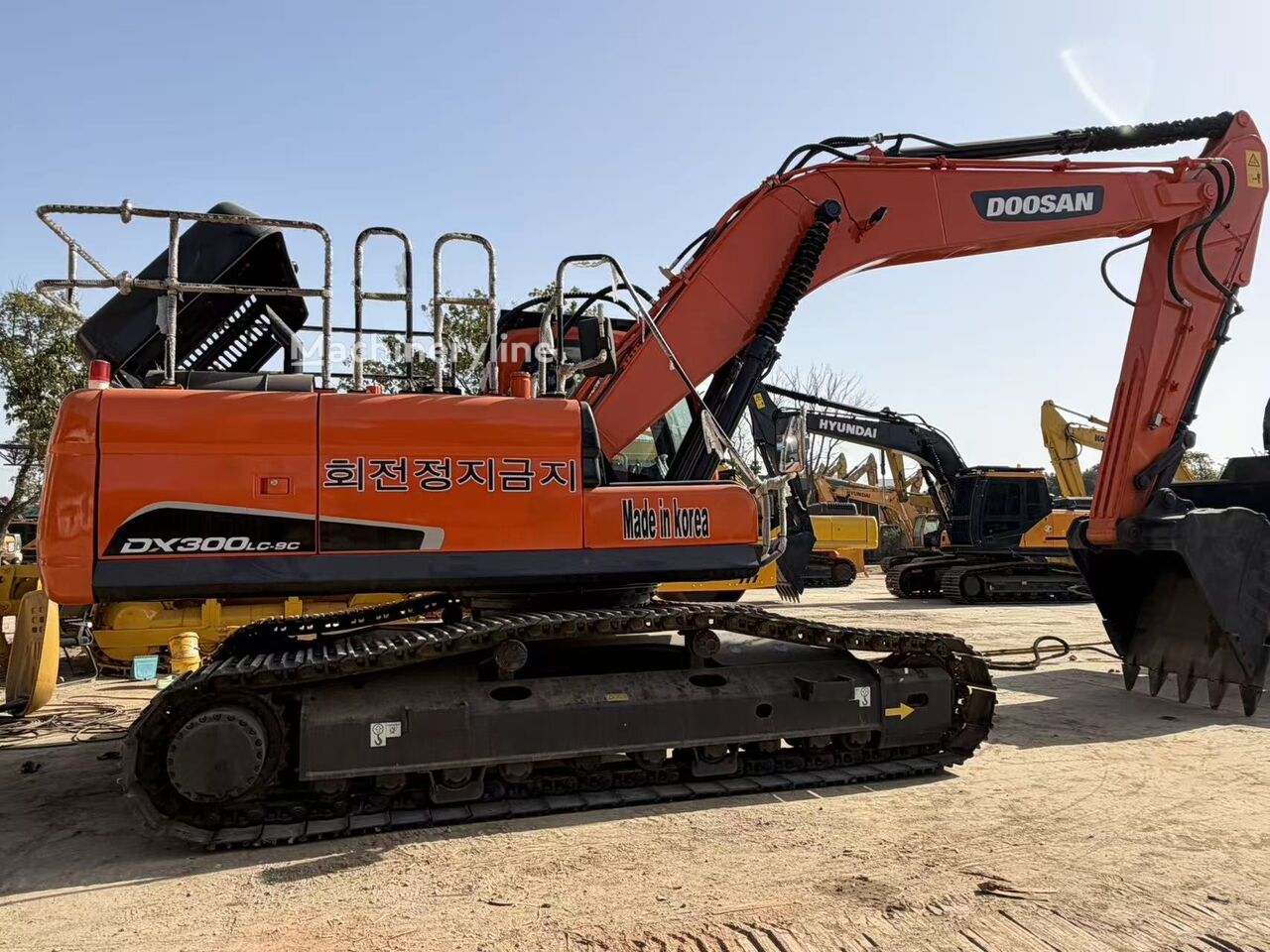 Doosan DX300 tracked excavator - Machineryline