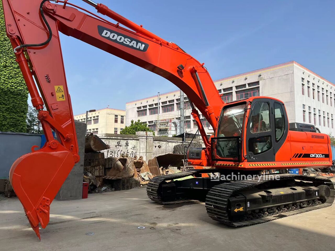 Гусеничный экскаватор Doosan DX300 - Machineryline