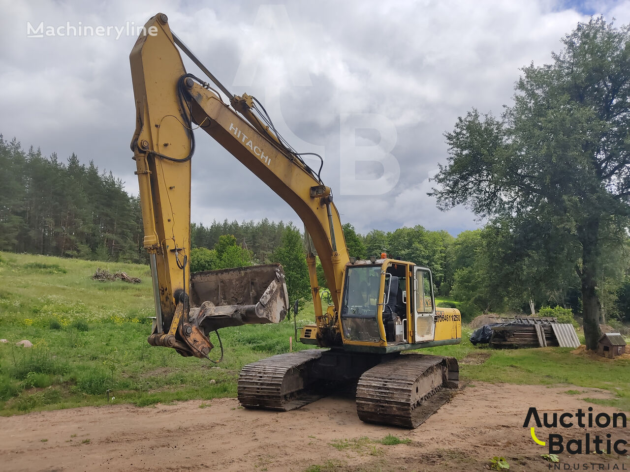 excavator dengan track Hitachi 825B