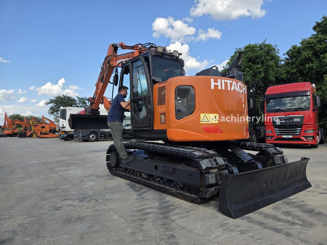 Hitachi ZX220 tracked excavator from Europe for sale, used Hitachi