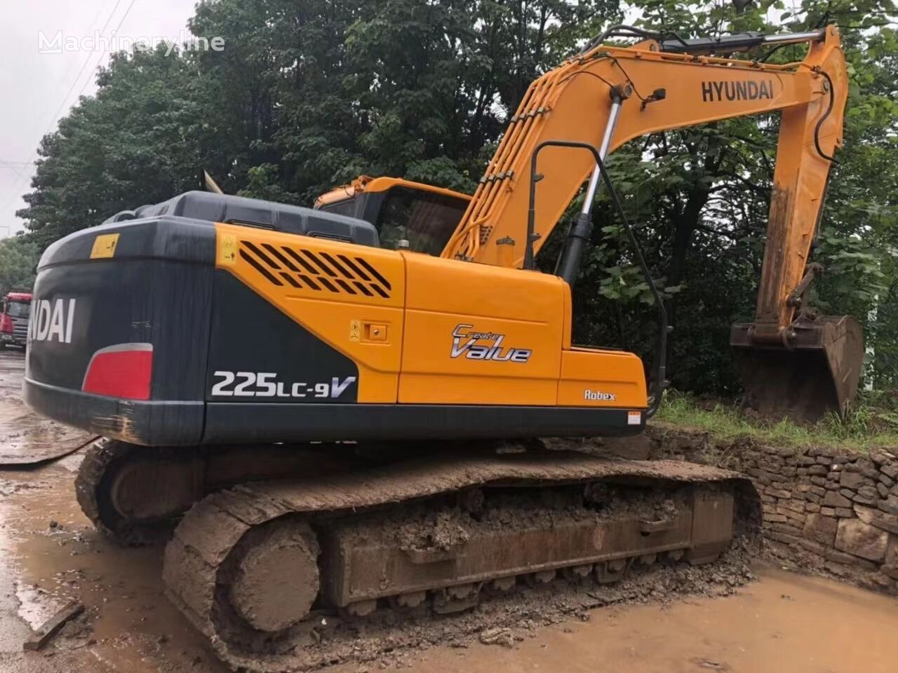 Hyundai 225-9 tracked excavator