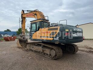 Hyundai HX300 NL with a bucket excavadora de cadenas