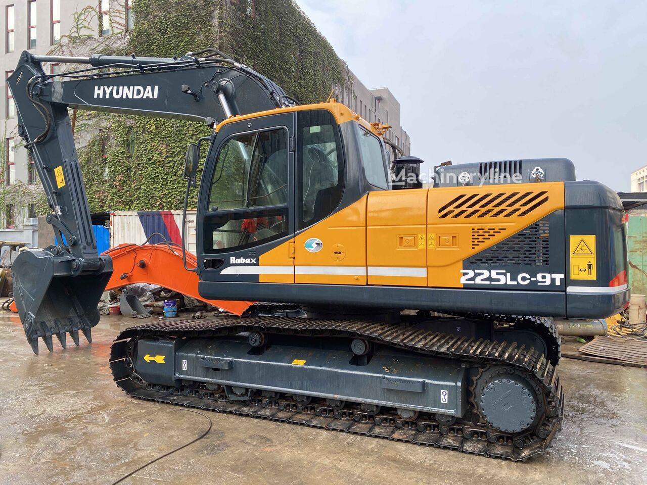 Гусеничный экскаватор Hyundai R225LC-9T - Machineryline