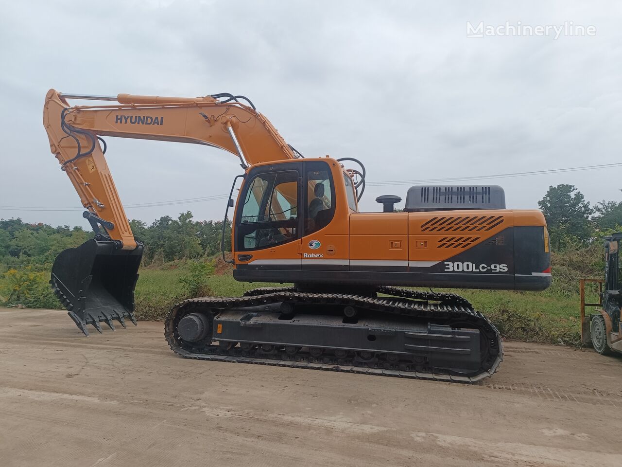 Hyundai R300 kāpurķēžu ekskavators