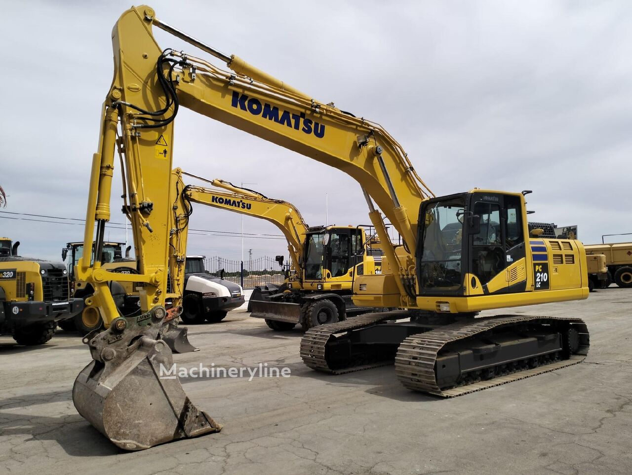 Komatsu PC210LC-11(71174) tracked excavator for sale | Machineryline Komatsu PC210LC-11(71174) tracked excavator - Machineryline