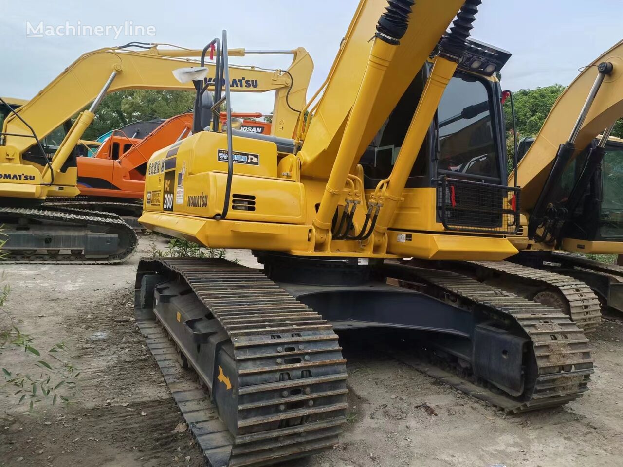 excavator dengan track Komatsu PC220