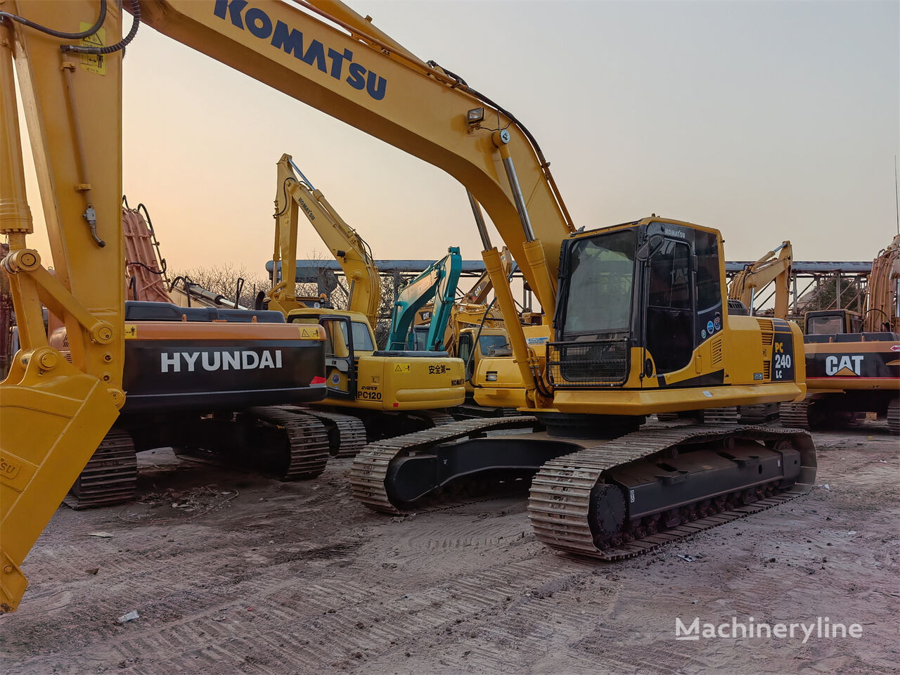 excavator dengan track Komatsu PC240LC-8