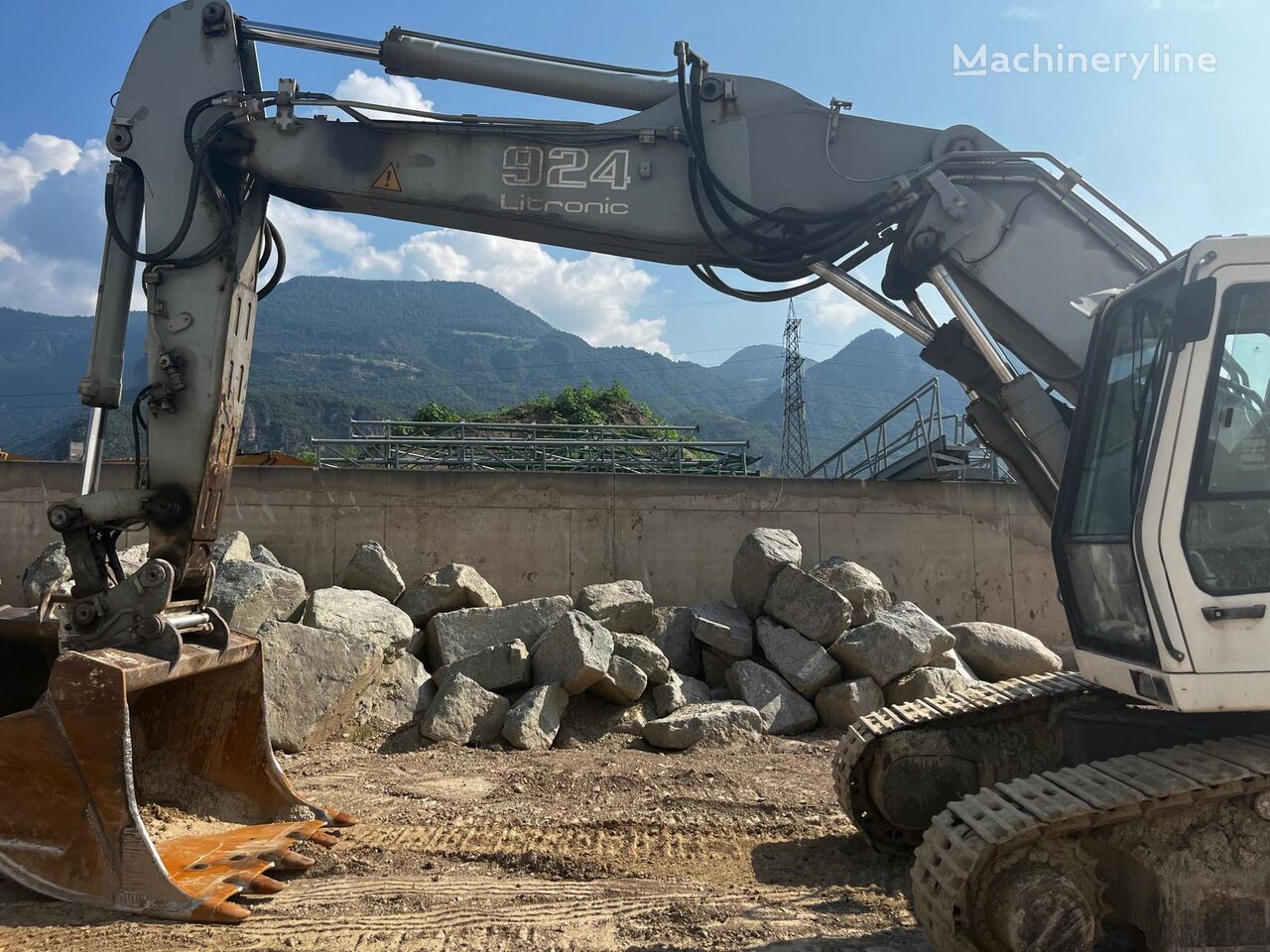 Liebherr R 924B HDSL tracked excavator