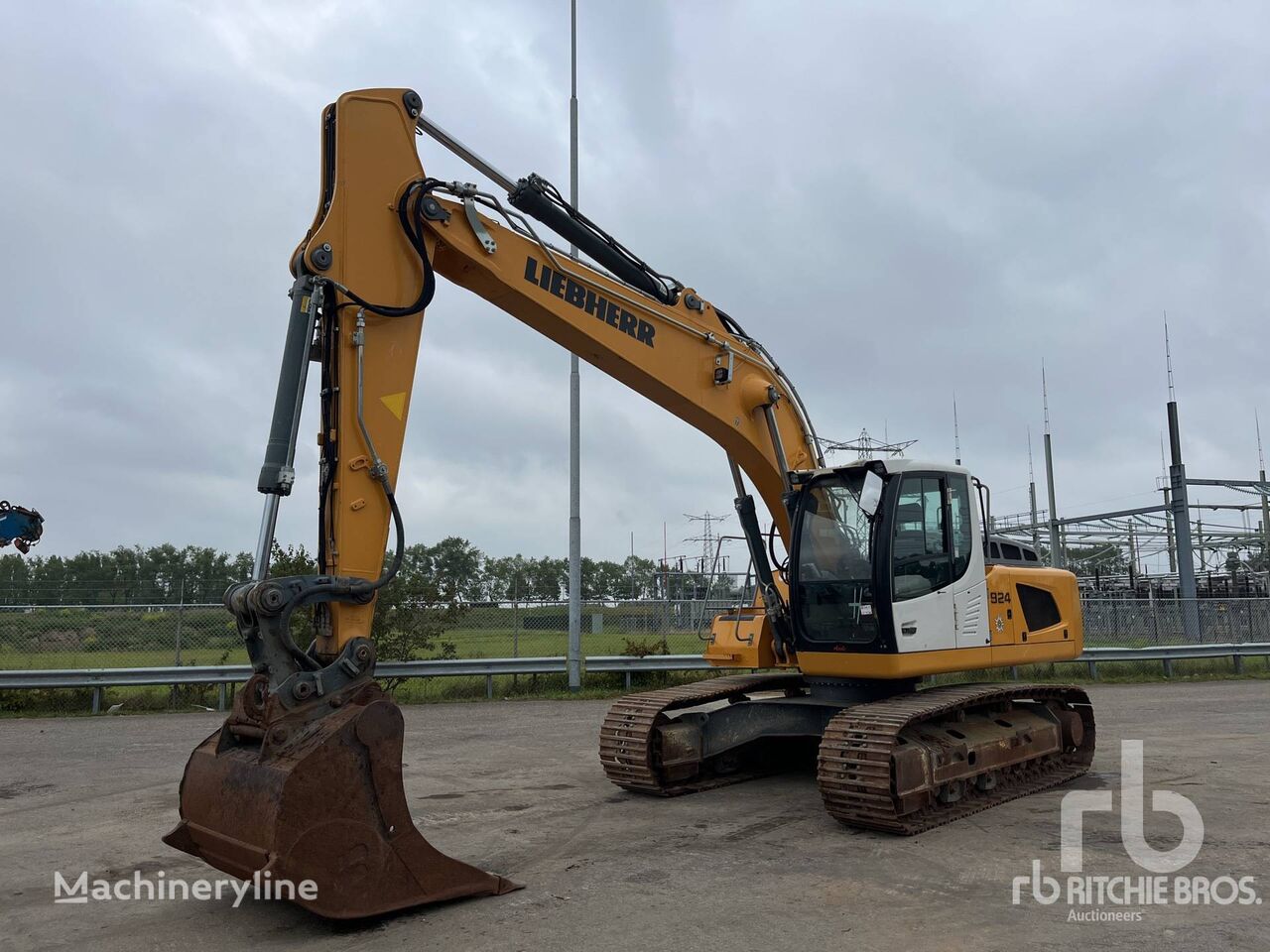 Liebherr R924 LC tracked excavator