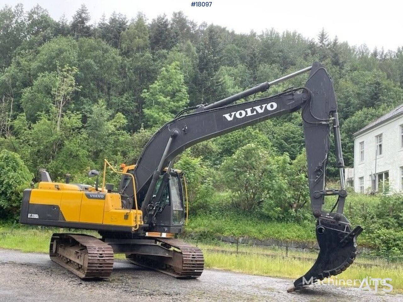 Volvo EC 220DL  tracked excavator