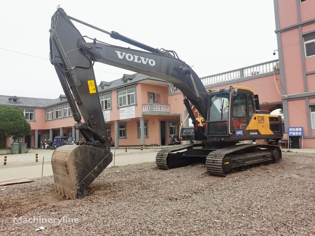 pelle sur chenilles Volvo EC240