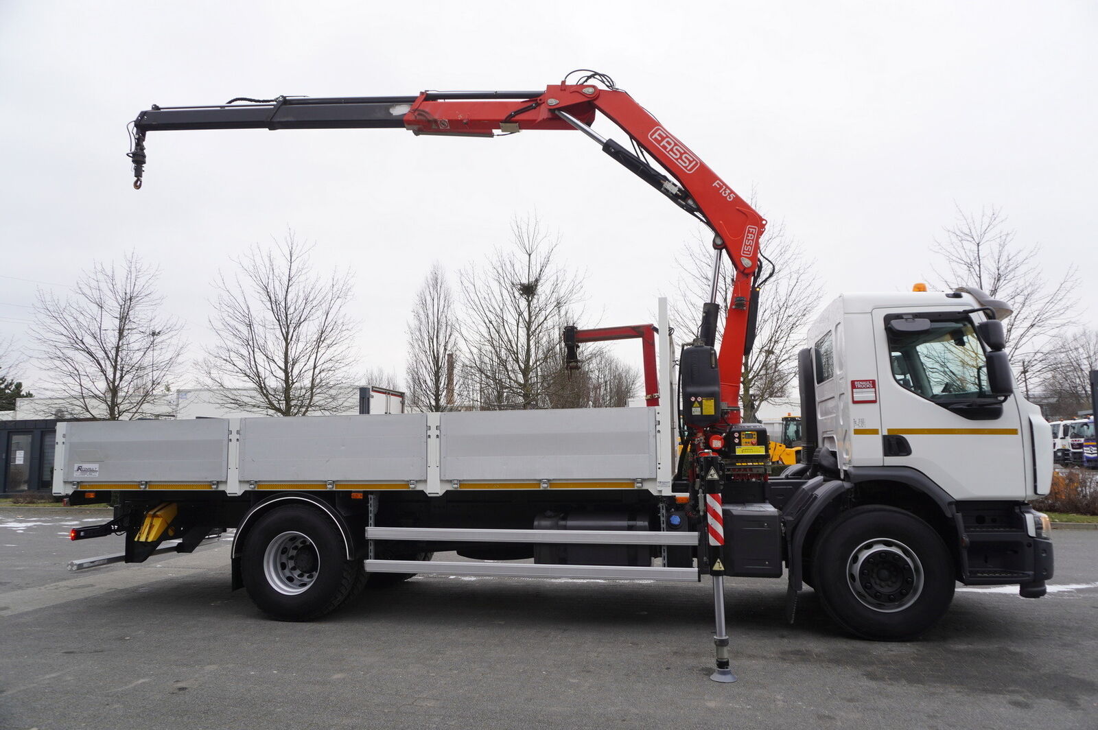 Renault C280 DTI 8 / FASSI crane 5.6 T / 560 MTH / Remote control / Rota