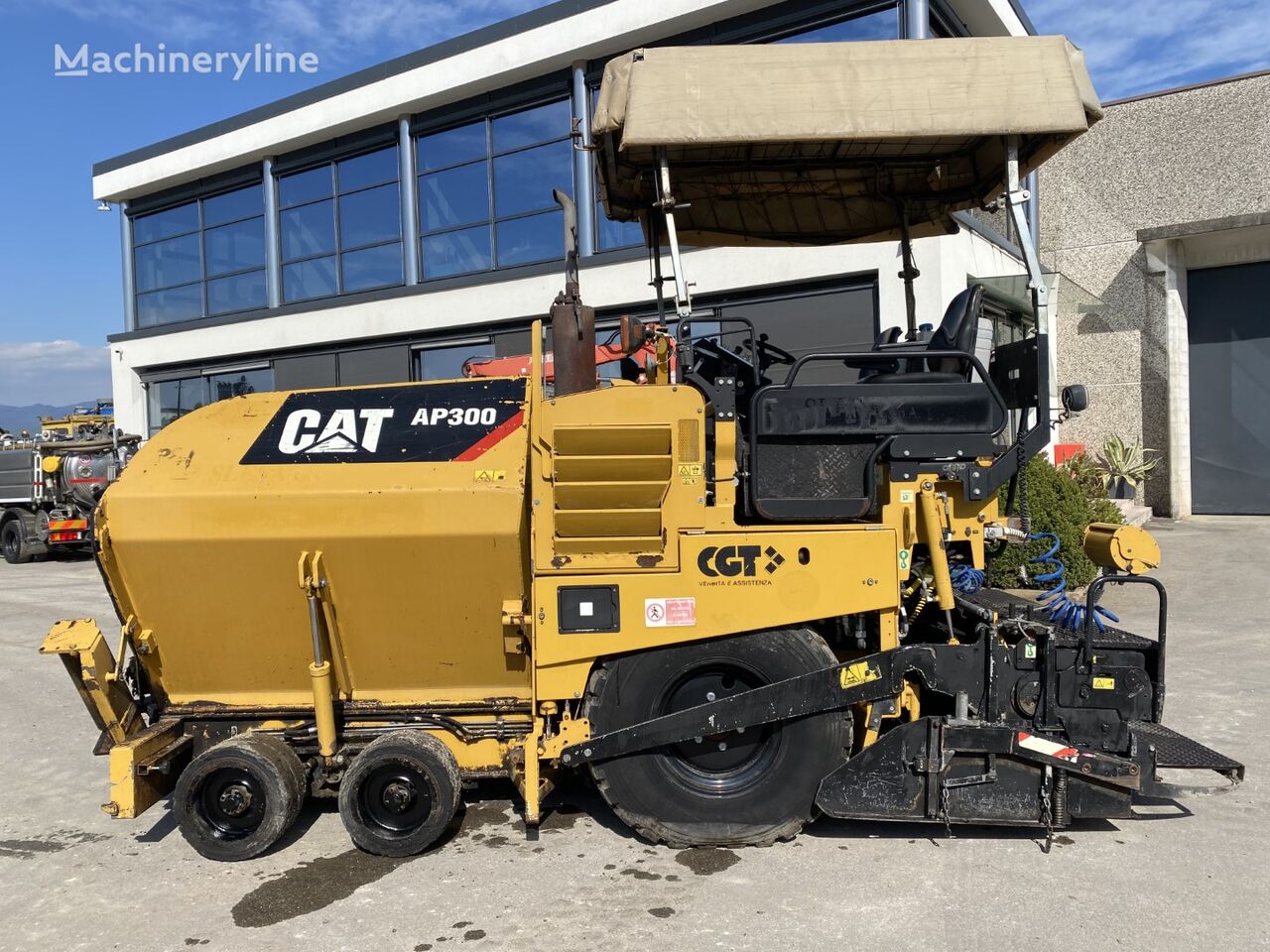 асфальтоукладчик колесный Caterpillar AP 300