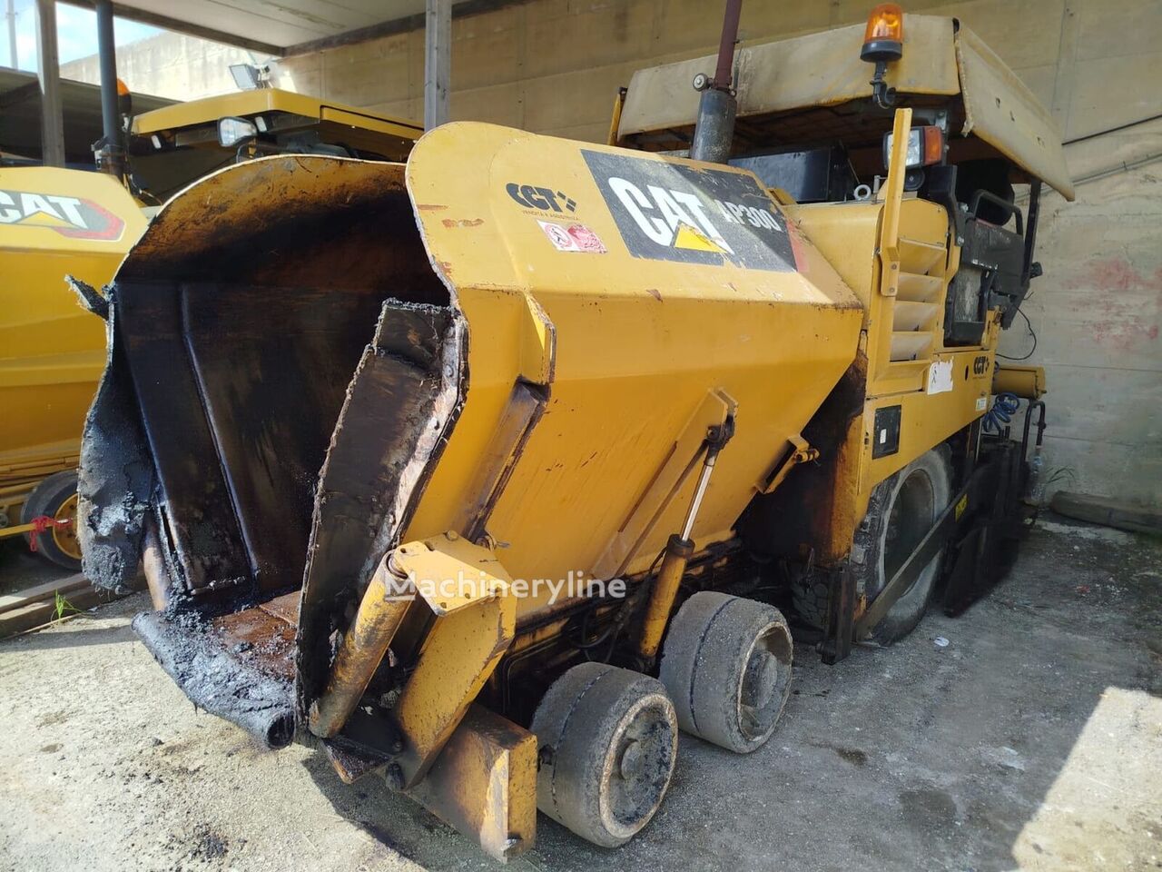 轮式沥青摊铺机 Caterpillar AP300 - Machineryline