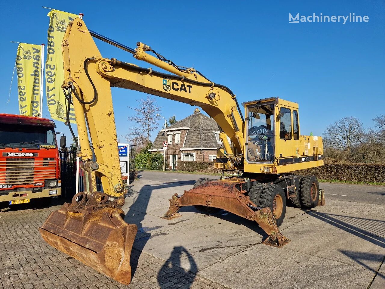 máy đào bánh lốp Caterpillar 214 BFT