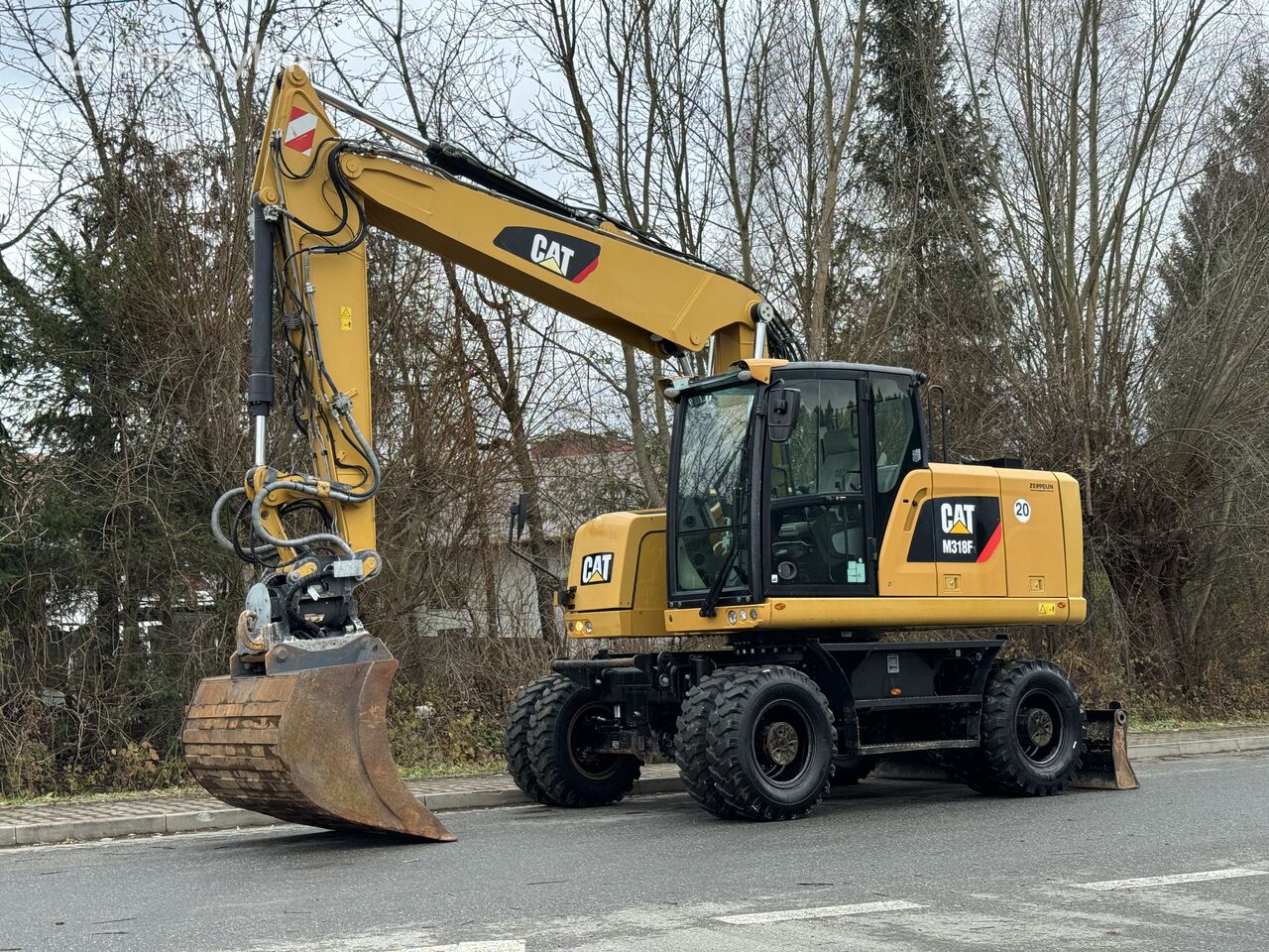 pelle sur pneus Caterpillar 318 F Powertilt