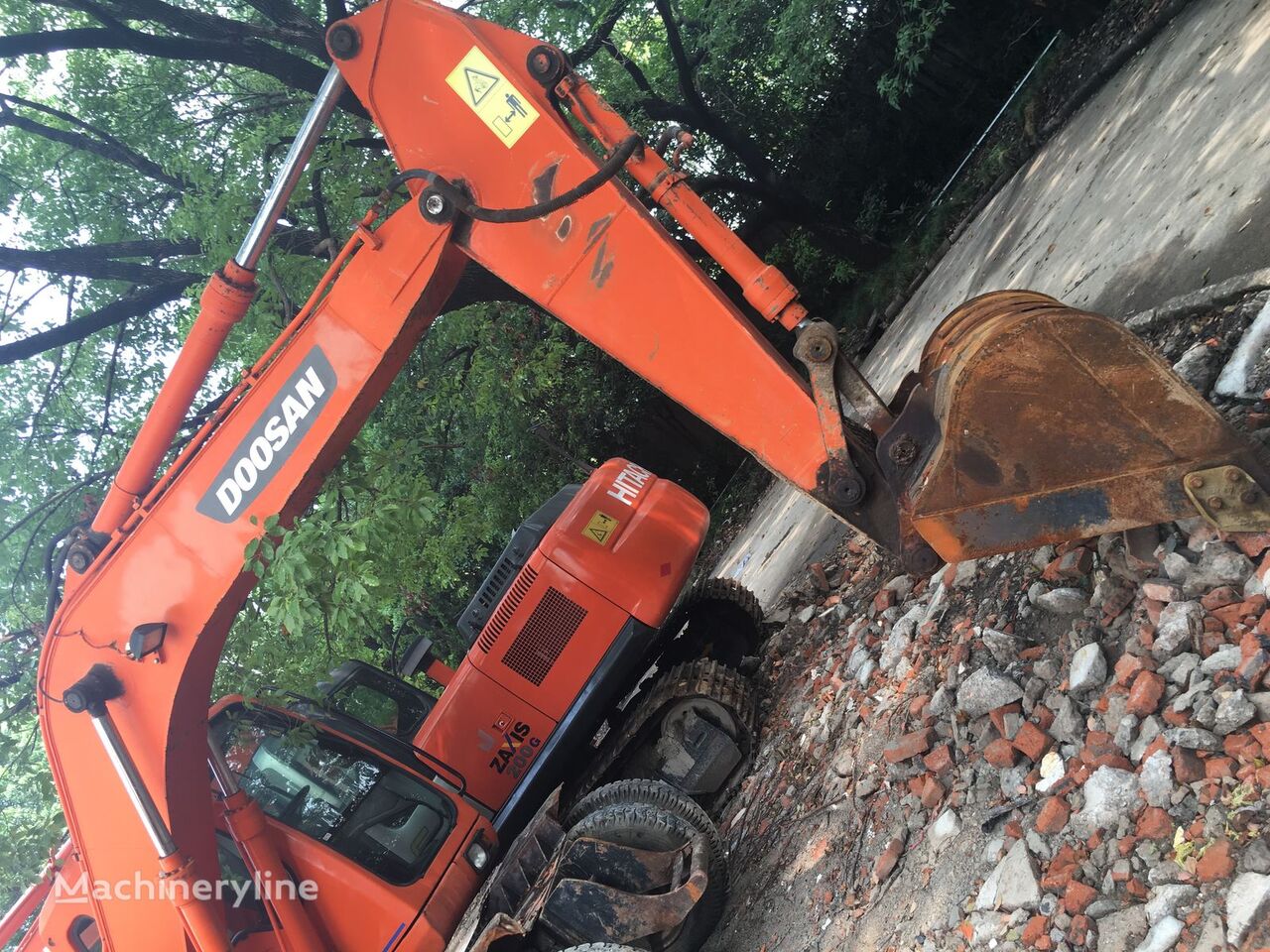 pelle sur pneus Doosan 150-7