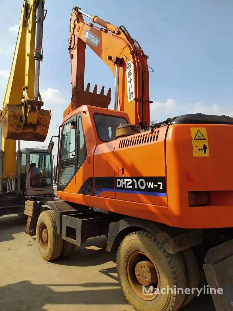 escavadora de rodas Doosan DH210W