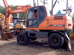 máy đào bánh lốp Doosan DX140W