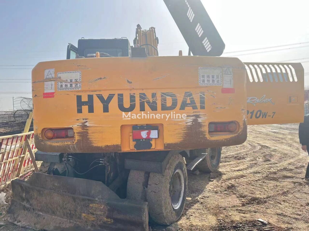 Hyundai 210-7 wheel excavator