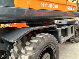 pelle sur pneus Hyundai 210W-9