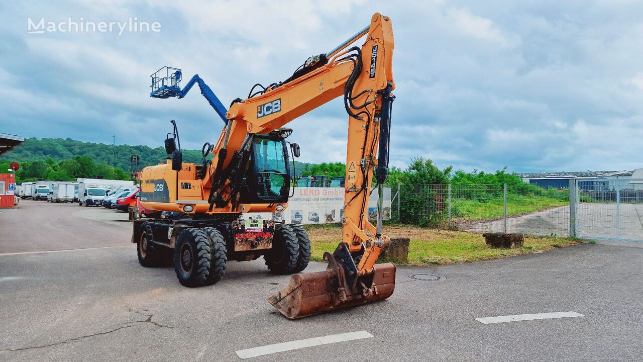 حفارة ذات العجلات JCB JS145W