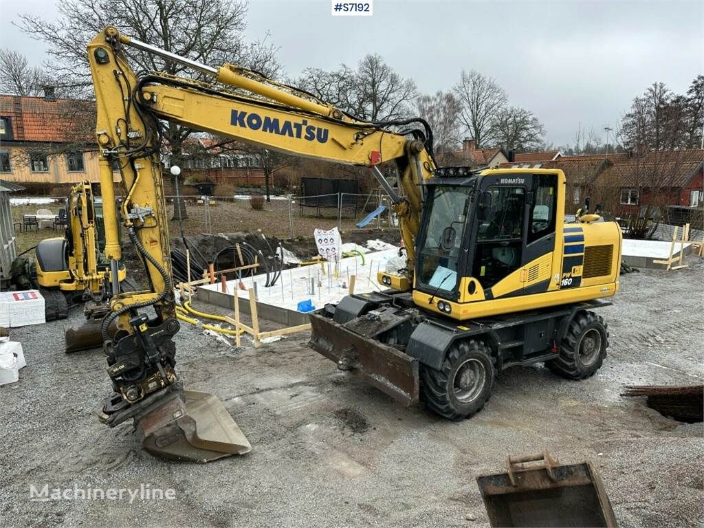 بیل مکانیکی چرخ لاستیکی Komatsu PW160-11 Wheeled excavator with trailer, buckets