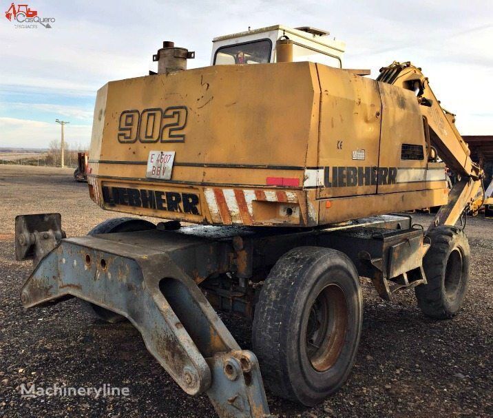 pelle sur pneus Liebherr 902 pour pièces détachées