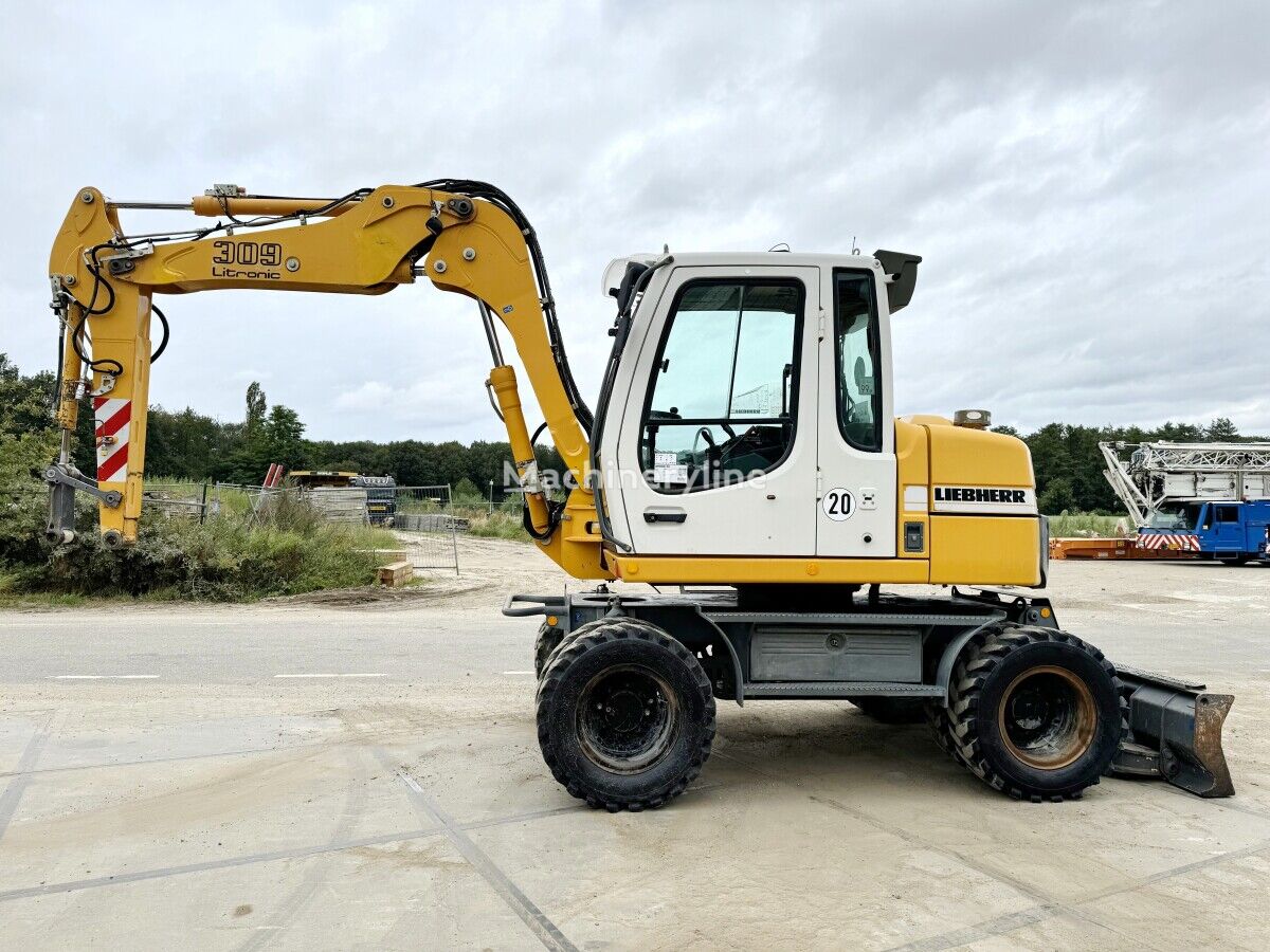 Liebherr A309 Litronic wheel excavator