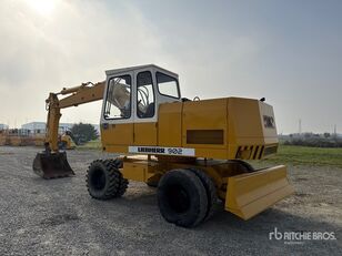 escavatore gommato Liebherr A902