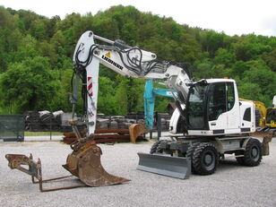 pelle sur pneus Liebherr A914