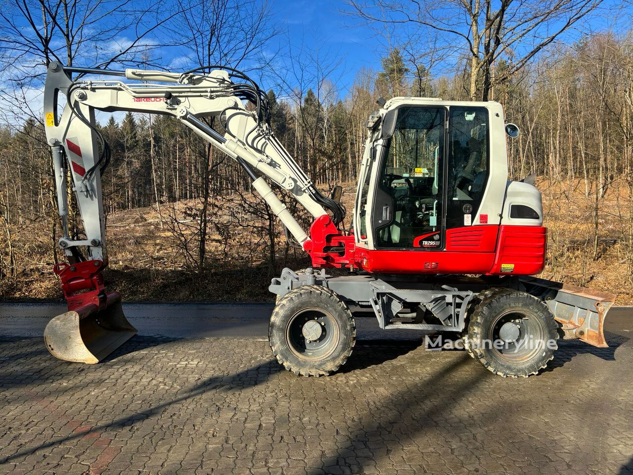 máy đào bánh lốp Takeuchi TB 295 W