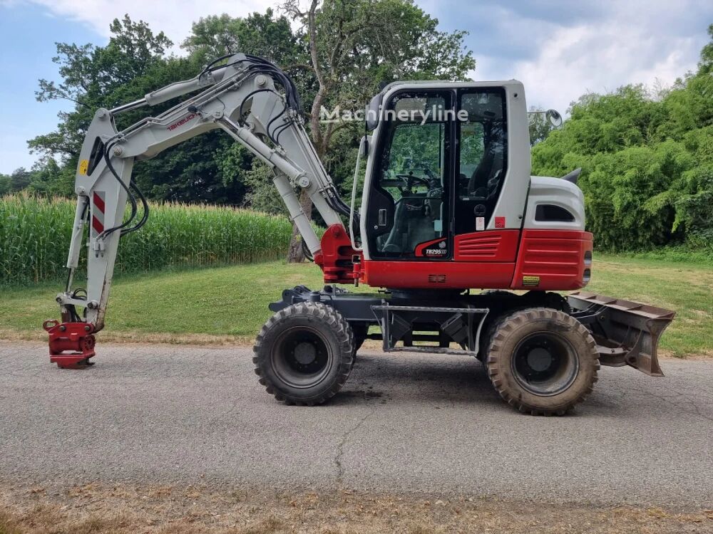 Pelle sur pneus Takeuchi TB 295 W à vendre | Machineryline CI Pelle sur pneus Takeuchi TB 295 W - Machineryline