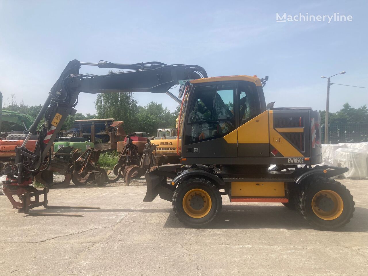 máy đào bánh lốp Volvo EWR 150 E Rototilt