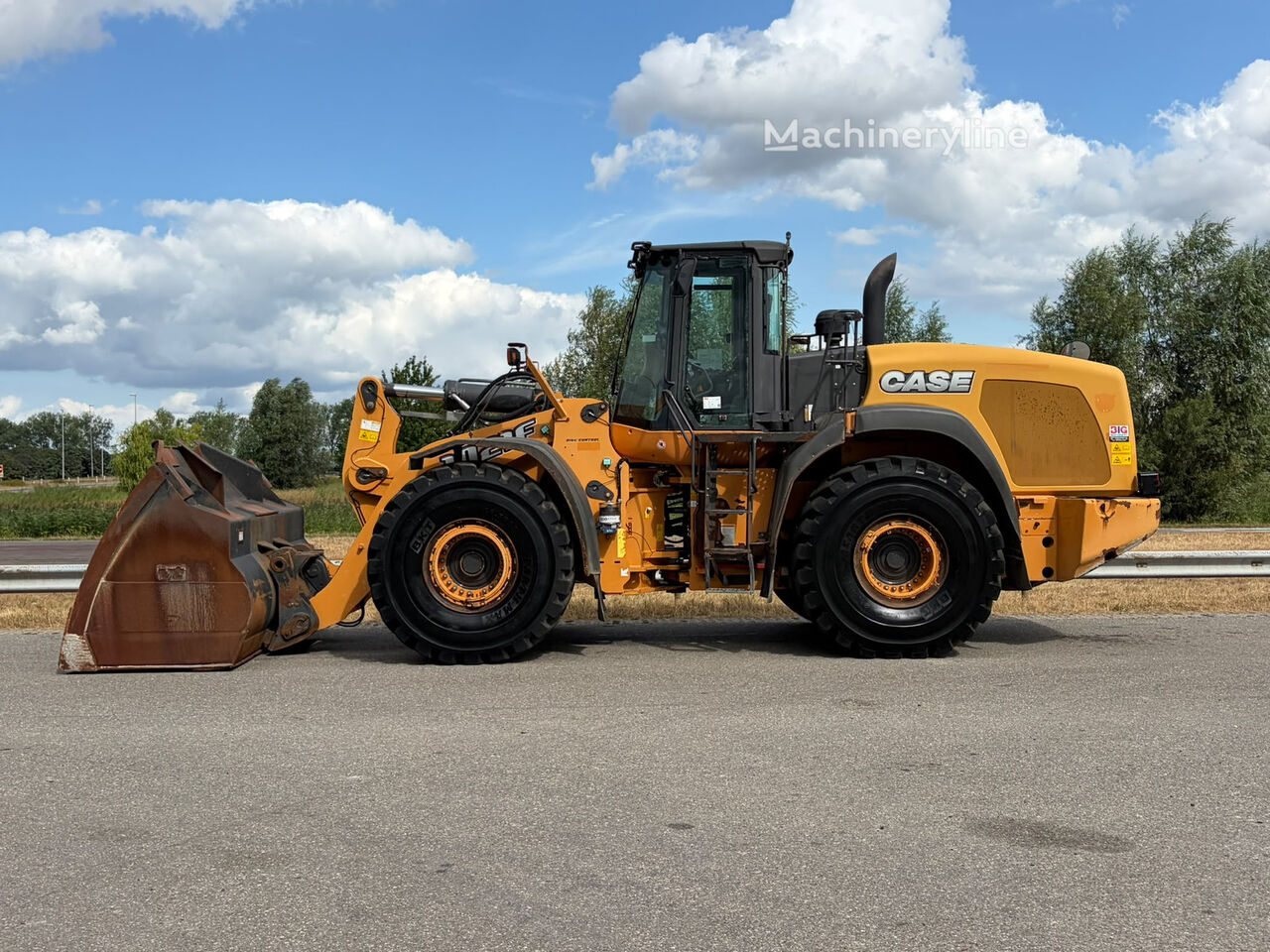 Chargeuse sur pneus Case 1021F - Machineryline