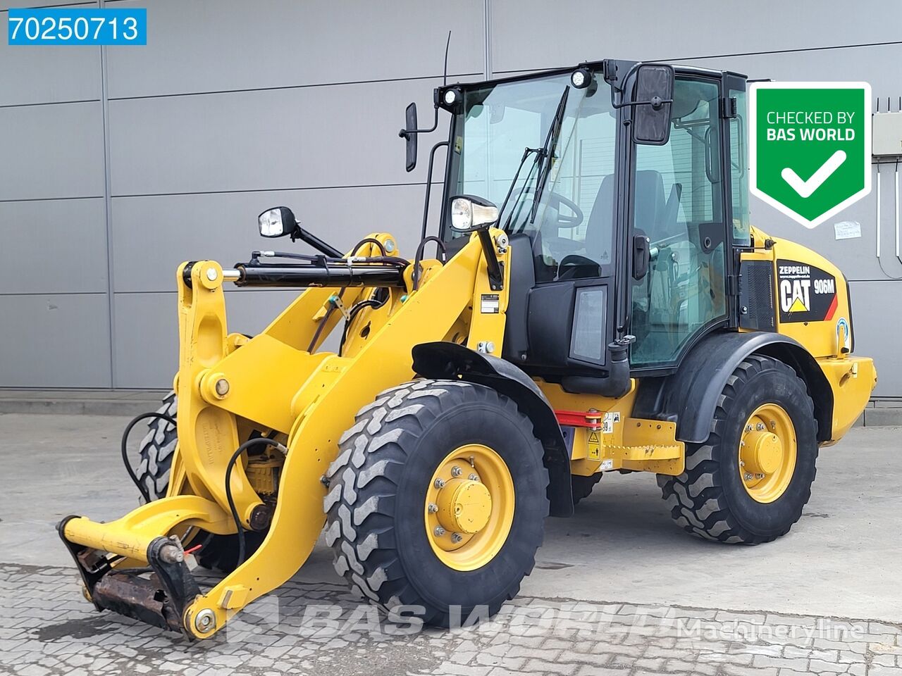 wheel loader Caterpillar 906 M