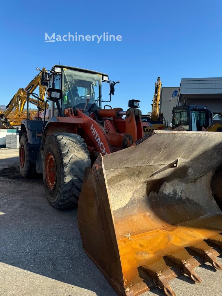 chargeuse sur pneus Hitachi ZW220